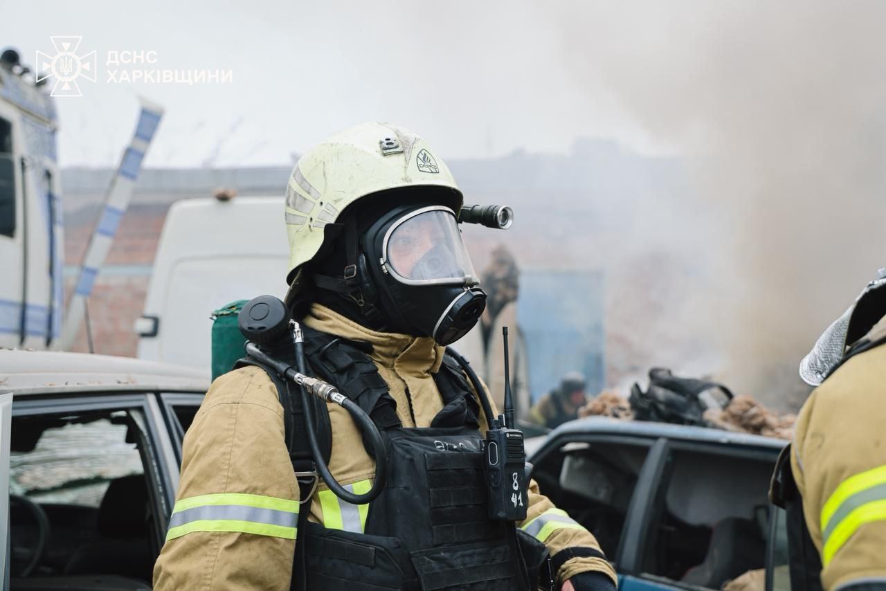 Рятувальники показали кадри гасіння пожежі після ворожого обстрілу Харкова